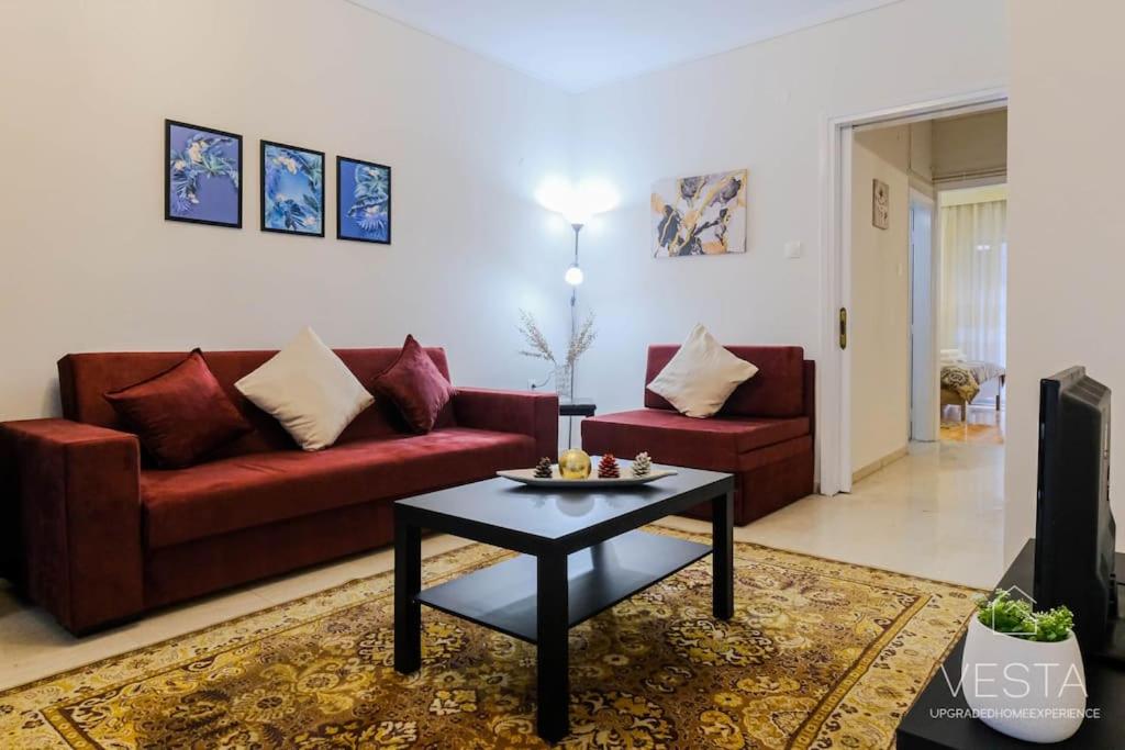 - un salon avec un canapé rouge et une table basse dans l'établissement Zeus 2-bdrm Apartment, Vesta Philoxenia, à Thessalonique