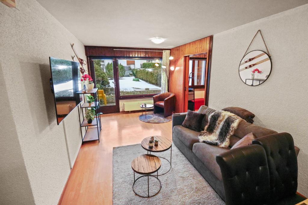 a living room with a couch and a table at Magnifique appartement centré in Crans-Montana