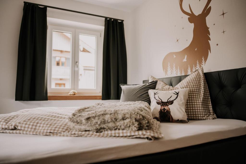 Un dormitorio con una cama con una cabeza de ciervo. en Wohnung Hochalm, en Lenggries
