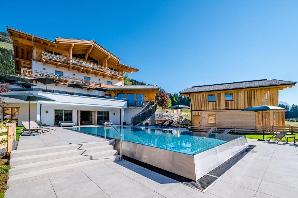 Villa con piscina y casa en Beim Hochfilzer Superior 4 Sterne, en Söll