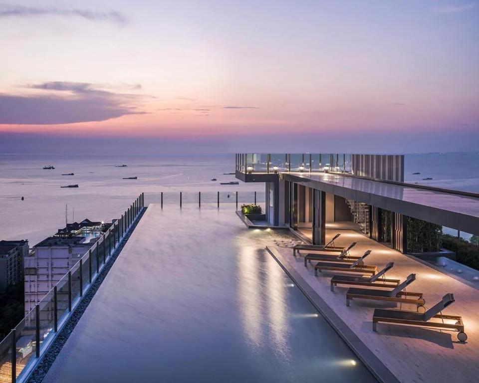 O vedere generală la mare sau o vedere la mare
luată din acest apartament