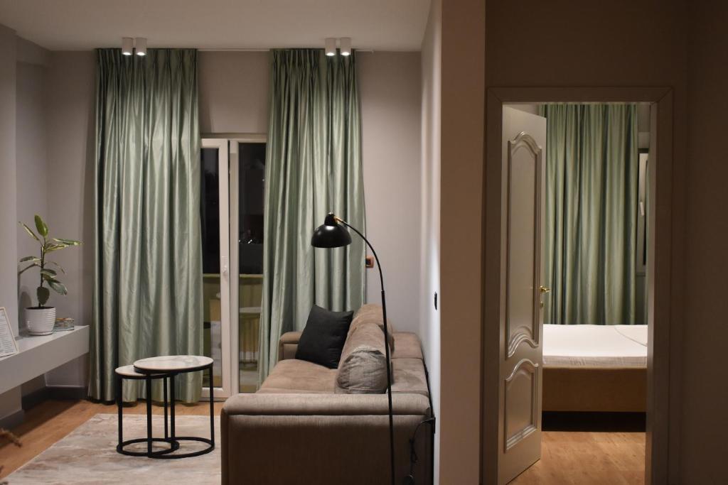 地拉那的住宿－TAM Serviced Apartment Shallvaret Central District，客厅配有沙发和1张床