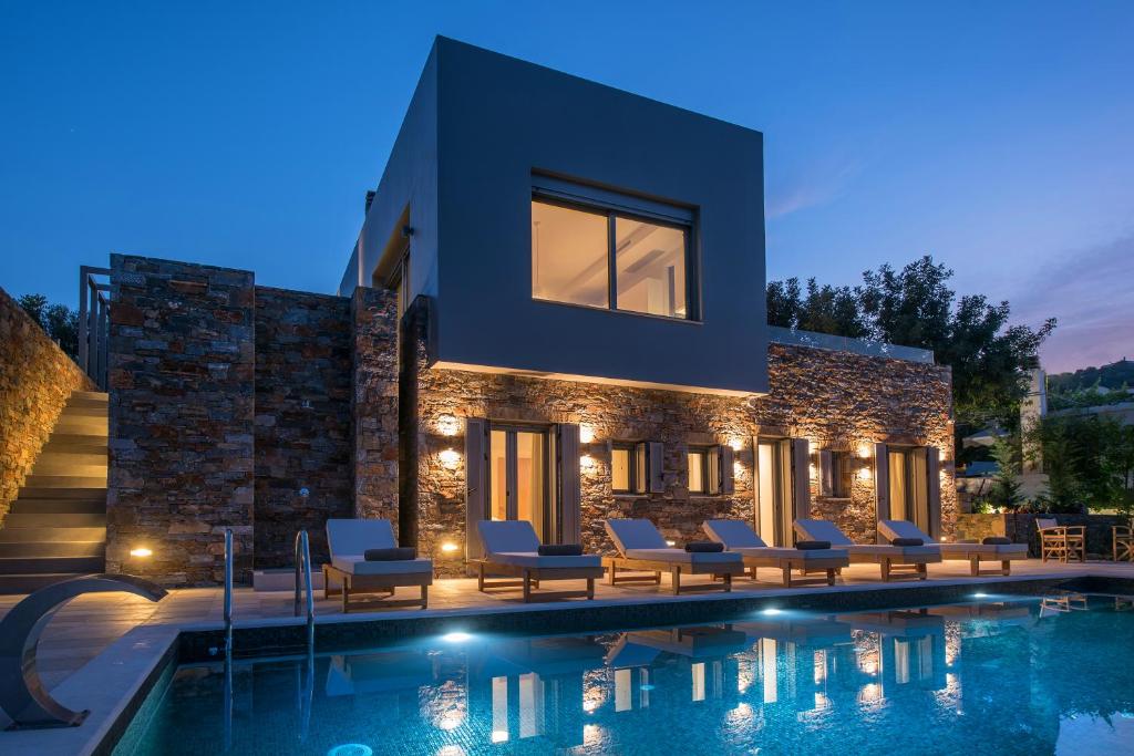 eine Villa mit einem Pool in der Nacht in der Unterkunft HERMIONE 3-Bedroom Villa in Agios Nikolaos in Agios Nikolaos