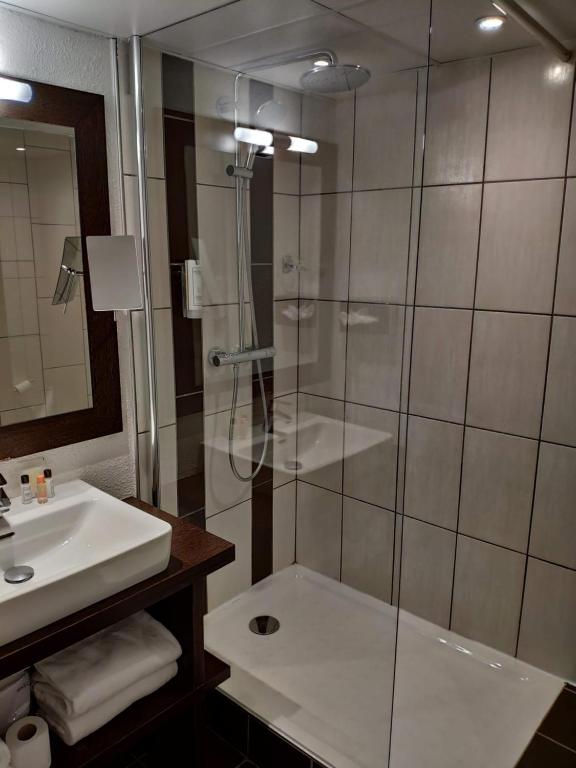 Golden Tulip Roissy Saint Witz - Suite Con 1 Cama Doble Y 1 Sofá Cama