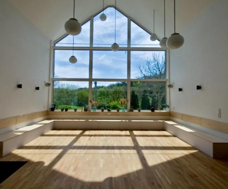 um quarto grande com uma grande janela e um quarto grande com pisos em madeira em Belsőörs - ház lélekkel em Felsőörs