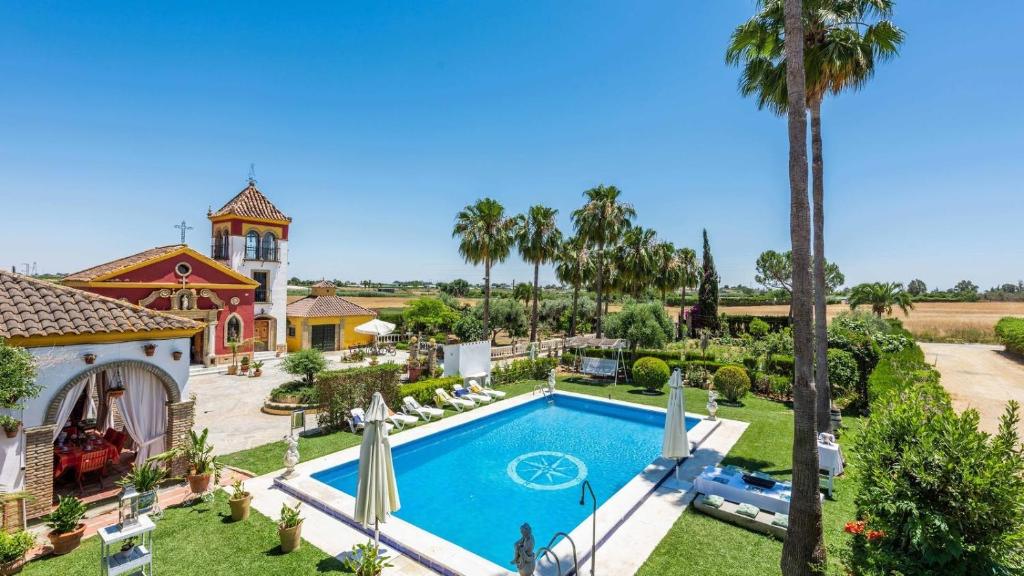 una vista aérea de una casa con piscina en Casa Campo La Capilla Los Palacios y Villafranca by Ruralidays, en Los Palacios y Villafranca