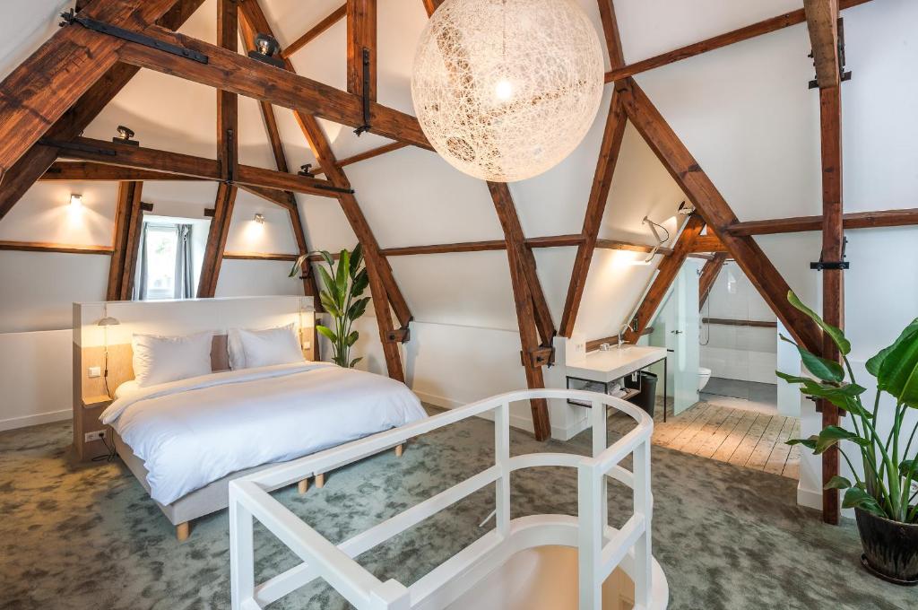 - une chambre avec un lit et un lustre dans l'établissement Hotel Arena, à Amsterdam