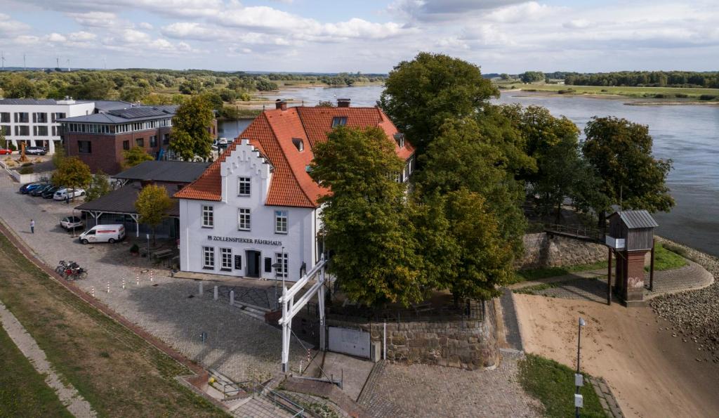 an aerial view of a white house with a river at Traditionshaus by Zollenspieker Fährhaus in Hamburg