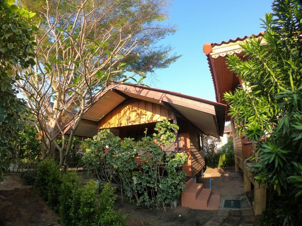 Ein Garten an der Unterkunft Pen's Bungalow Koh Phangan