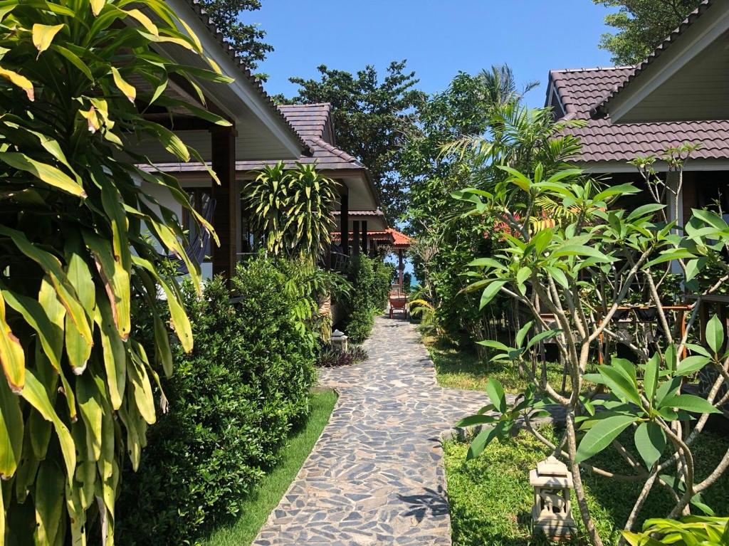 Ein Garten an der Unterkunft Pen's Bungalow Koh Phangan