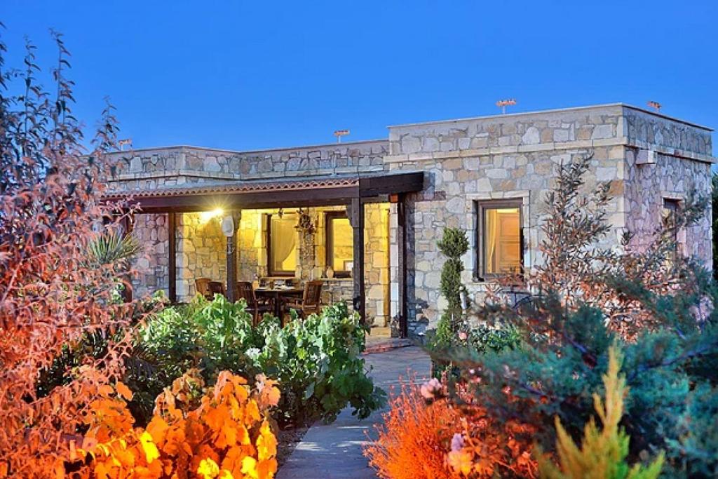 チャナッカレにあるSerene House with Backyard in Bozcaadaの石造りの家