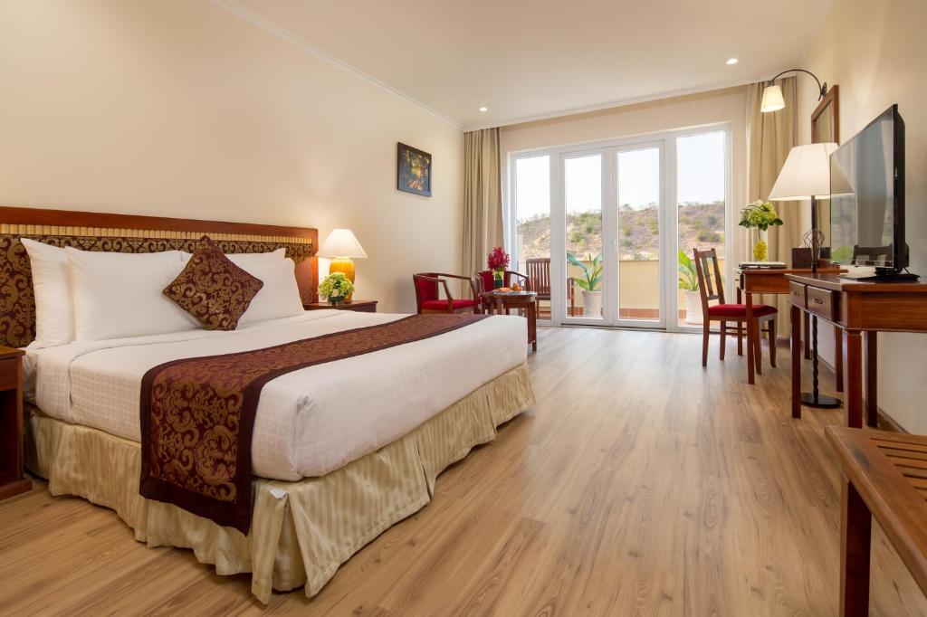 Phòng Deluxe Giường Đôi Hướng Đồi