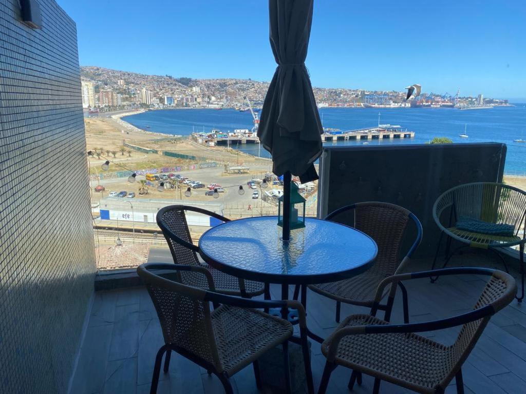 d'une table et de chaises avec vue sur l'océan. dans l'établissement Acogedor 2D2B, En Cerro Barón con estacionamiento Servicio HOM, à Valparaíso