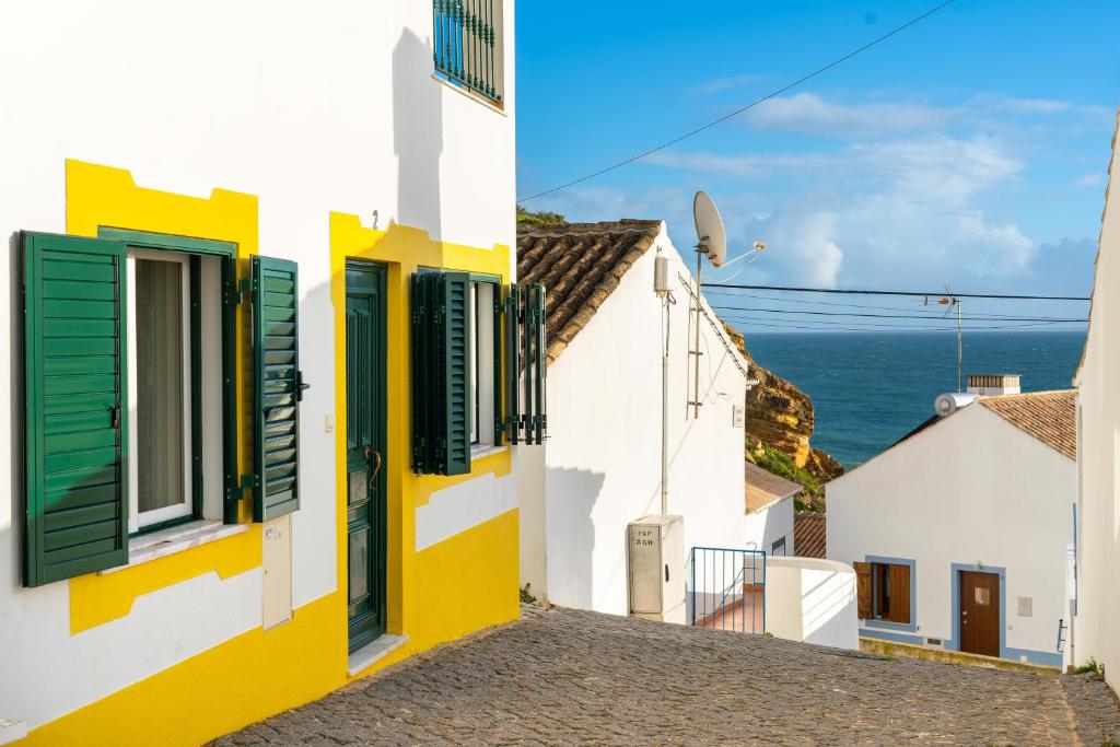 una calle en Positano con ventanas coloridas y el océano en Villa som das Ondas, en Budens