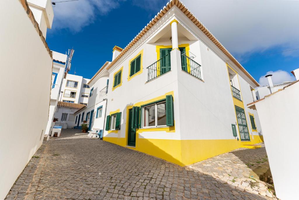 Το κτήριο όπου στεγάζεται  το διαμέρισμα