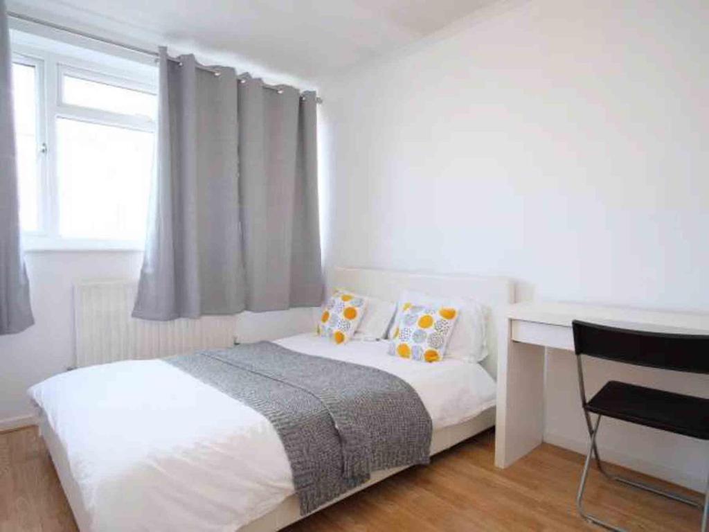 Postel nebo postele na pokoji v ubytování 4 Bed, 3 Bath Apartment in City Centre