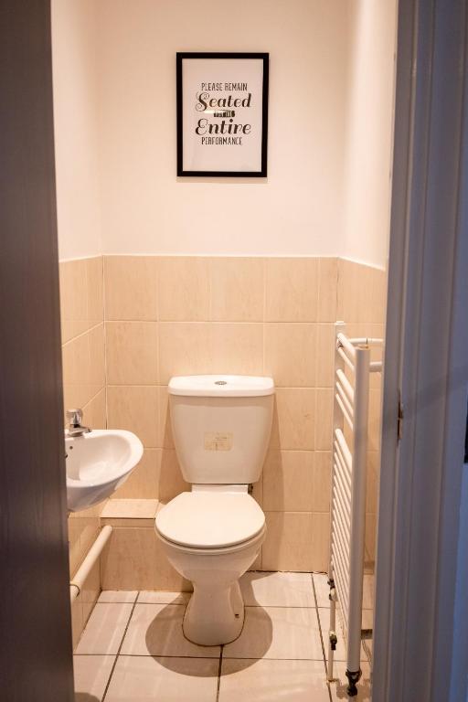 Koupelna v ubytování 4 Bed, 3 Bath Apartment in City Centre