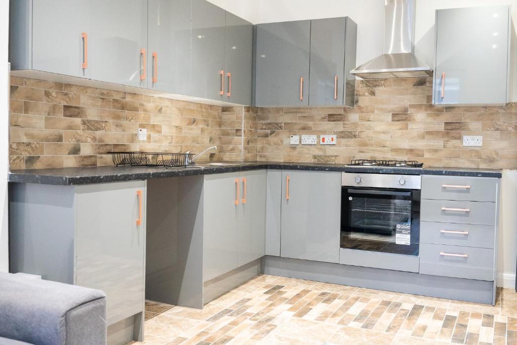 Kuchyň nebo kuchyňský kout v ubytování 4 Bed, 3 Bath Apartment in City Centre