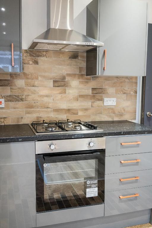 Kuchyň nebo kuchyňský kout v ubytování 4 Bed, 3 Bath Apartment in City Centre