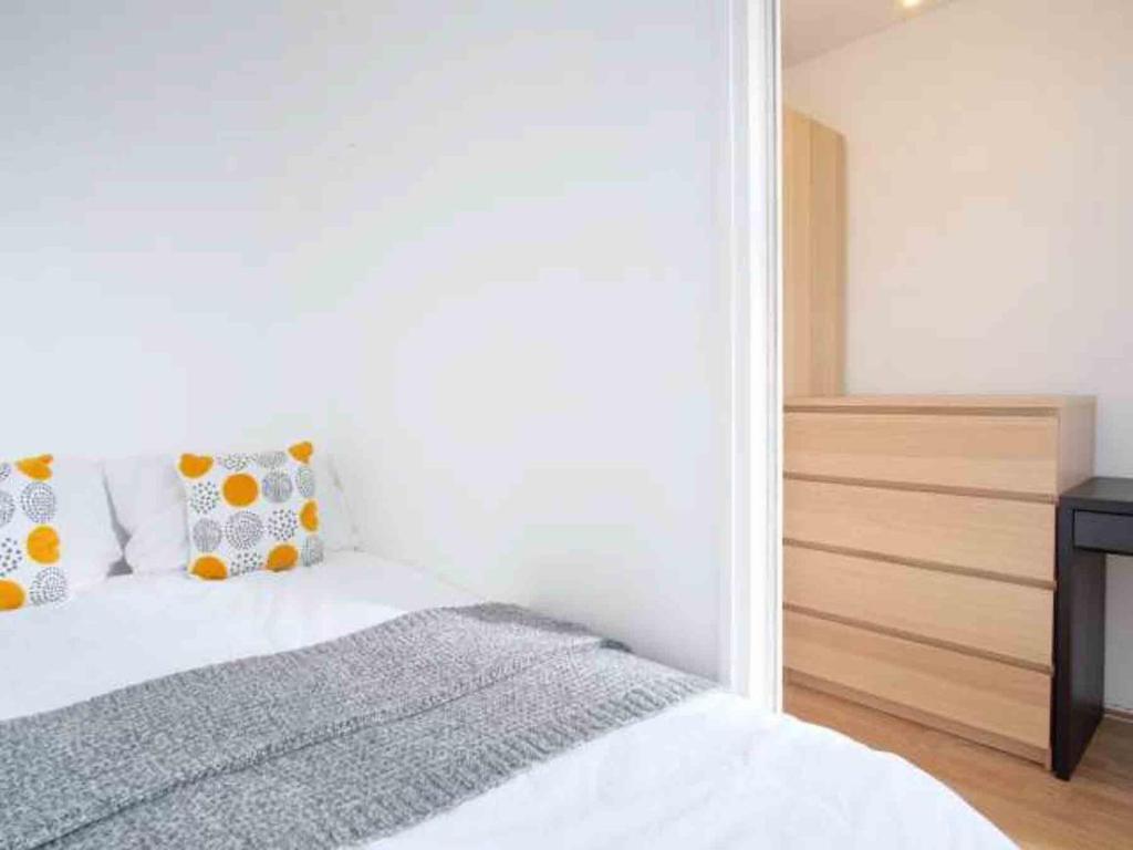 Postel nebo postele na pokoji v ubytování 4 Bed, 3 Bath Apartment in City Centre