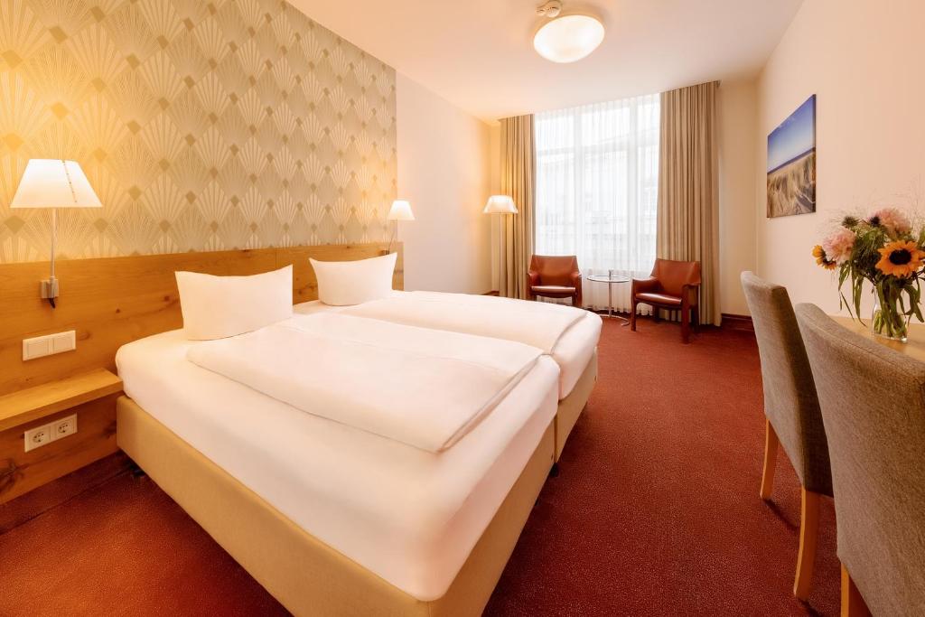Postel nebo postele na pokoji v ubytování Michels Thalasso Hotel Nordseehaus