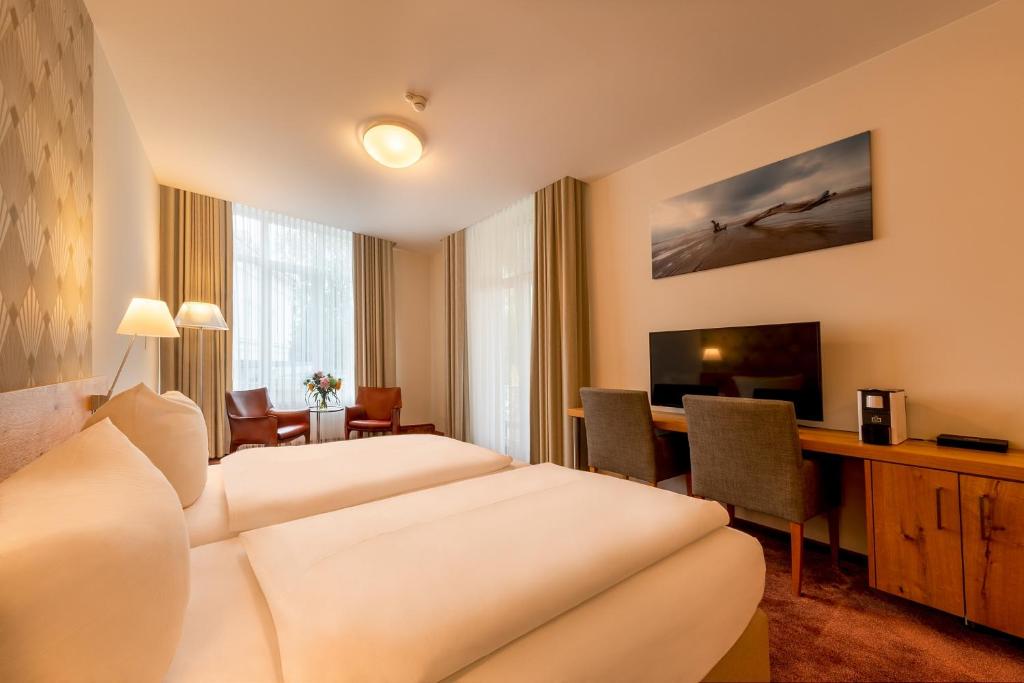 TV a/nebo společenská místnost v ubytování Michels Thalasso Hotel Nordseehaus