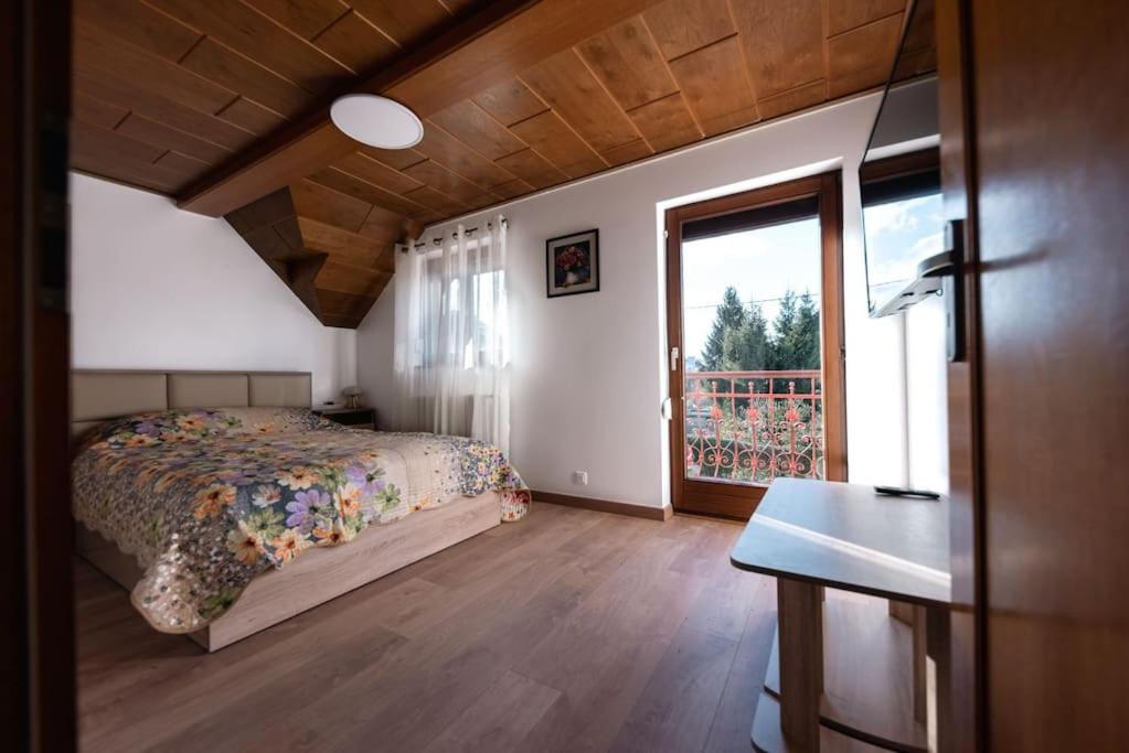 um quarto com uma cama, uma janela e uma mesa em L'Escapade Citadine em Bischheim