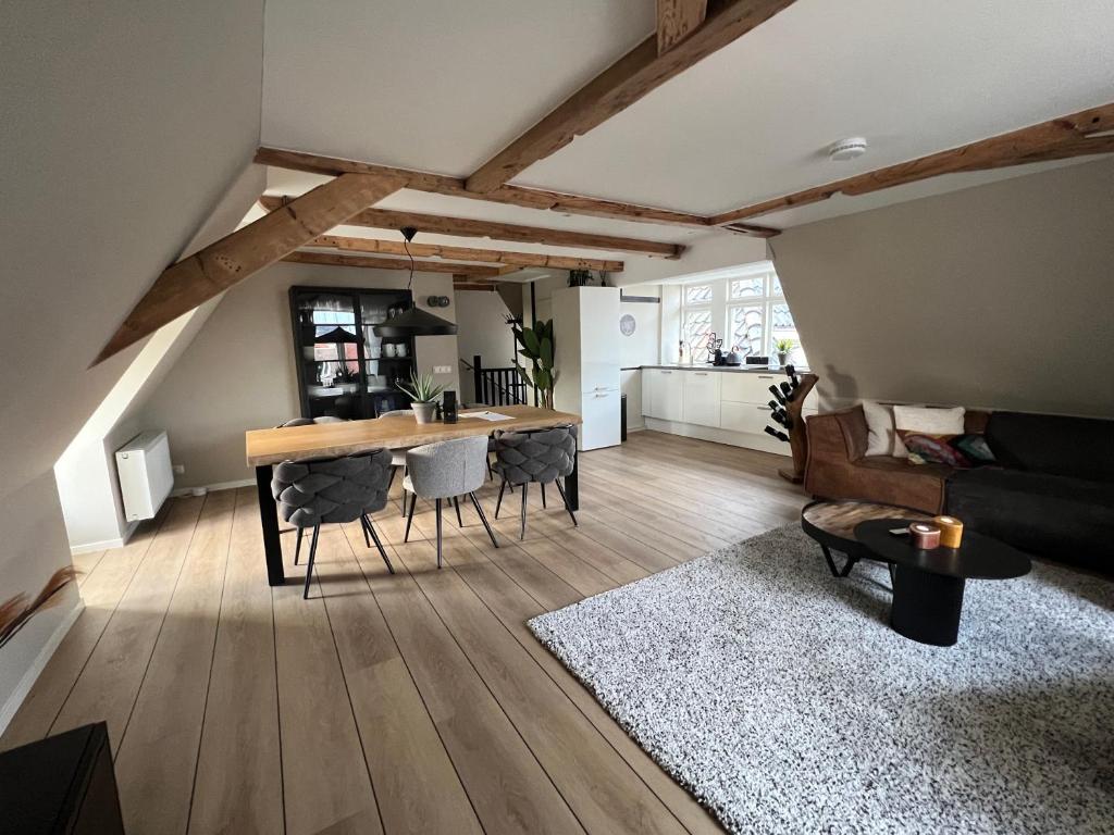 uma sala de estar com uma mesa e um sofá em Stadslogies Het Leven em Leeuwarden