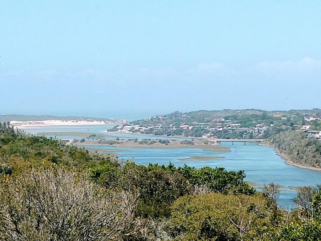 vista su un fiume con una città e una spiaggia di Granny Cottage a Kenton