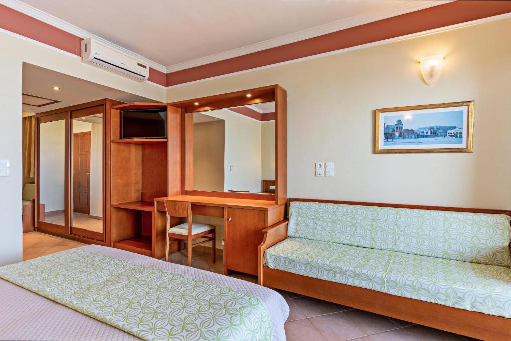 Postel nebo postele na pokoji v ubytování Hydramis Palace Beach Resort