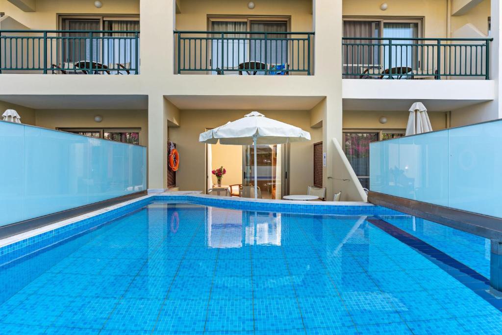 Bazén v ubytování Hydramis Palace Beach Resort nebo v jeho okolí