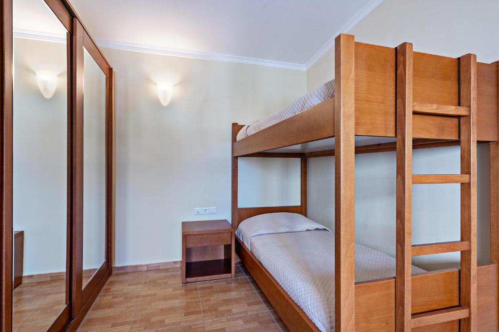 Postel nebo postele na pokoji v ubytování Hydramis Palace Beach Resort
