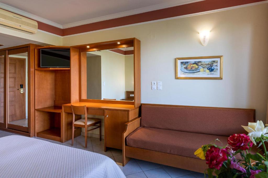 Postel nebo postele na pokoji v ubytování Hydramis Palace Beach Resort