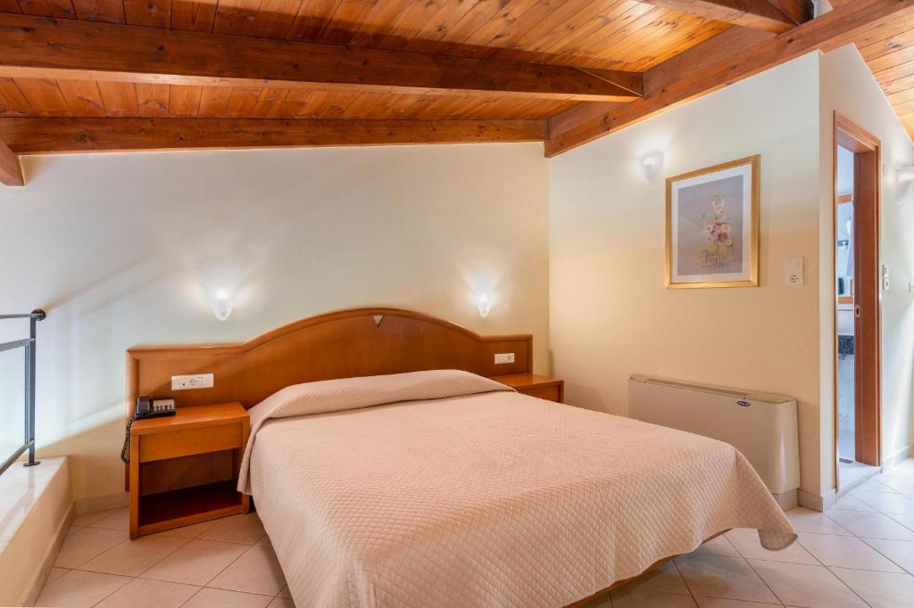Postel nebo postele na pokoji v ubytování Hydramis Palace Beach Resort