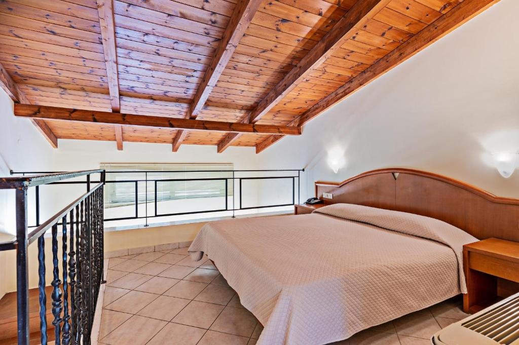 Postel nebo postele na pokoji v ubytování Hydramis Palace Beach Resort