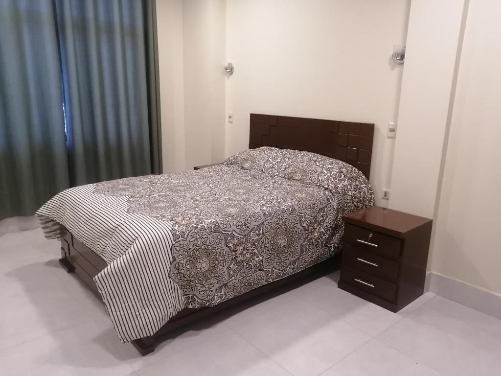 sypialnia z łóżkiem i szafką nocną w obiekcie Apartamentos MI FAMILIA w mieście Sucre