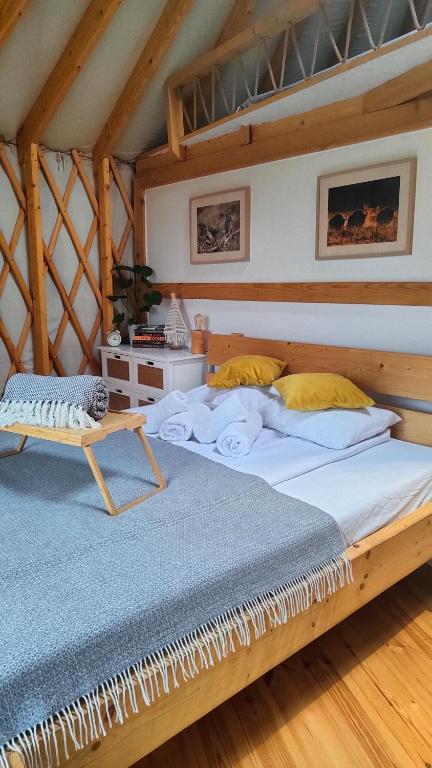 Postel nebo postele na pokoji v ubytování Mononoke -Jurty nad Sanem