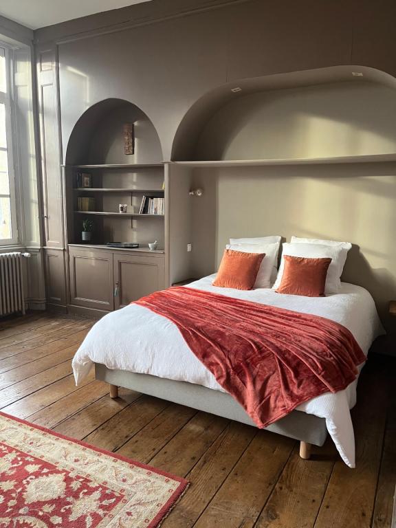 Posteľ alebo postele v izbe v ubytovaní Mercier de Montigny - Les Chambres du Beffroi - SPA et Massage