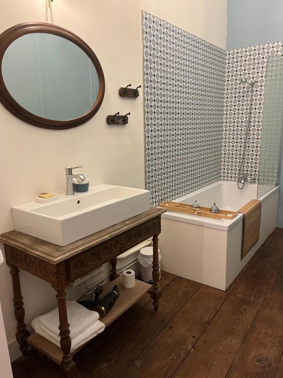 Kúpeľňa v ubytovaní Mercier de Montigny - Les Chambres du Beffroi - SPA et Massage
