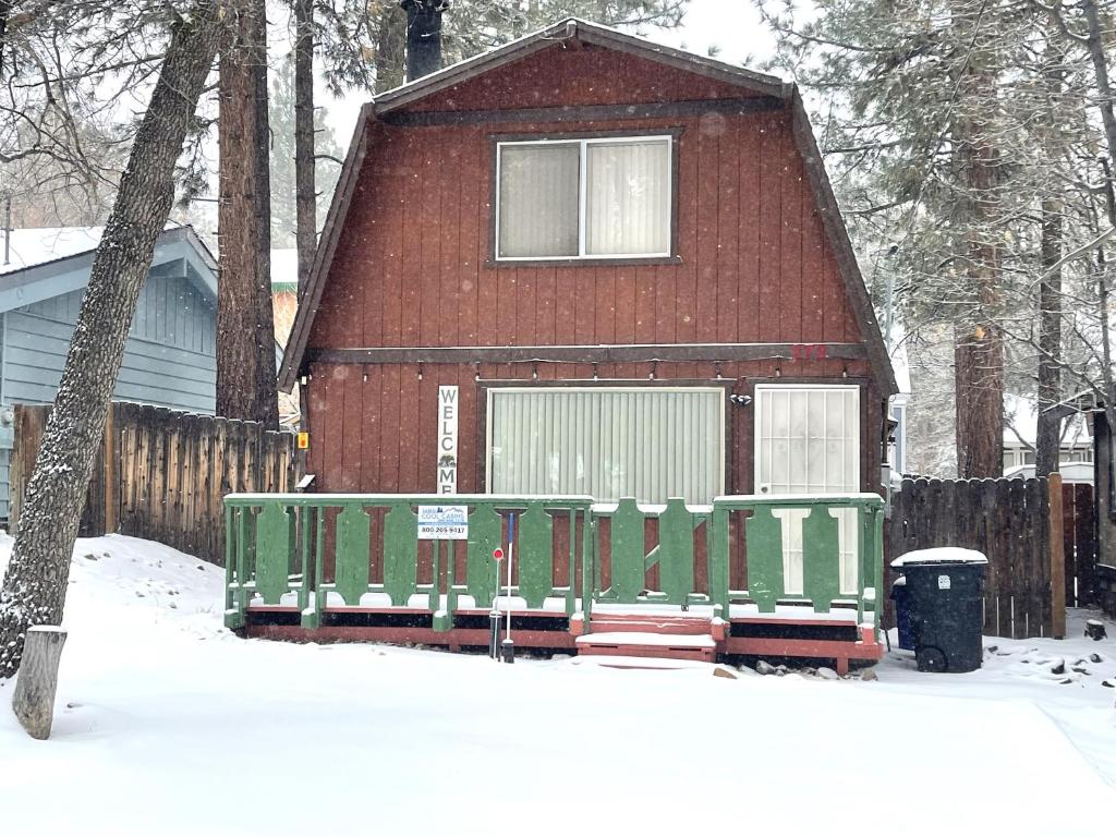 Victoria Haus - Classic mountain Gambrel cabin with NEW Hot Tub! cabin - Housity