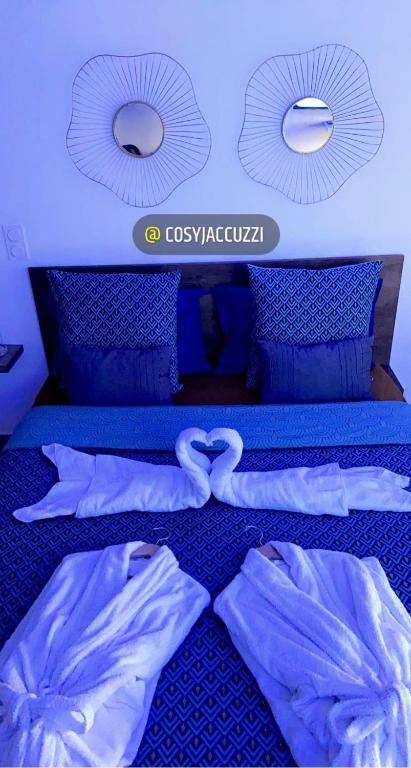 - une chambre avec un lit avec deux cœurs dans l'établissement Cosy jacuzzi, à Orange