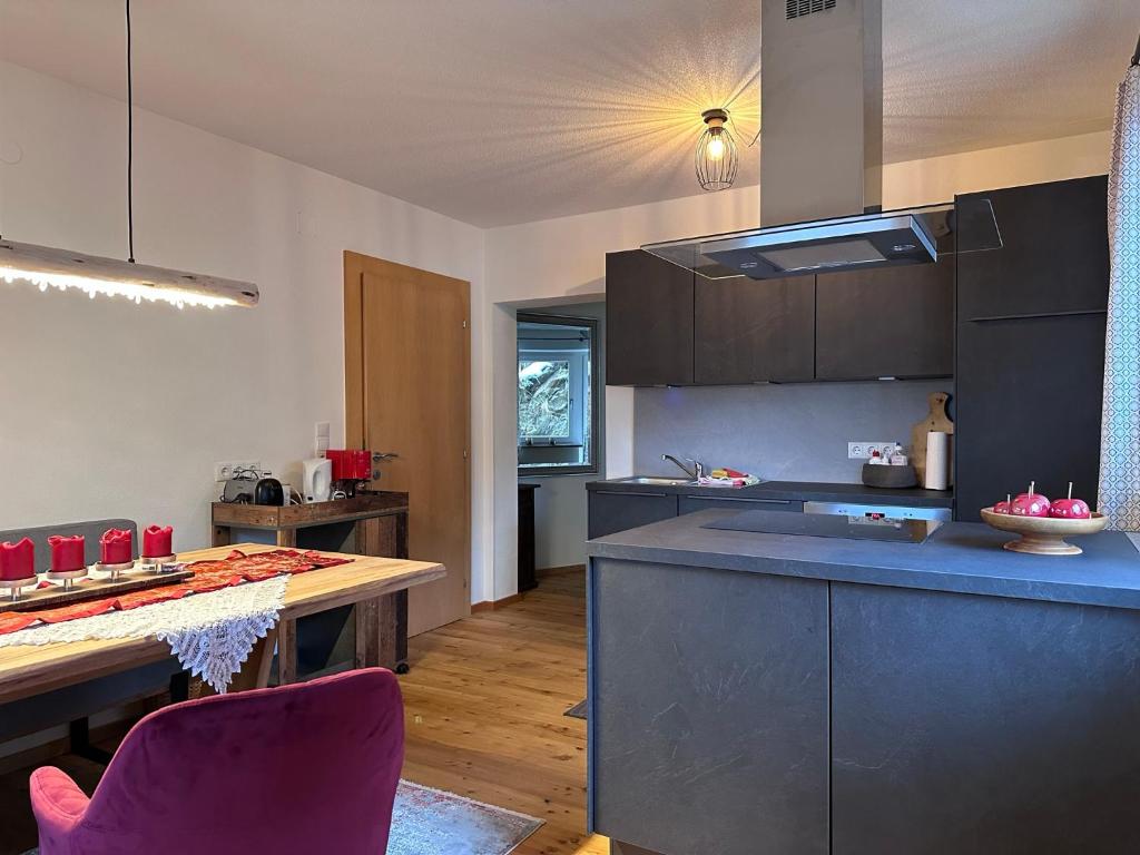 A kitchen or kitchenette at Kallis Appartement