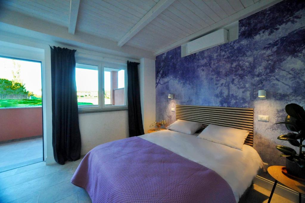 A bed or beds in a room at Tenuta Bussete Country Hotel