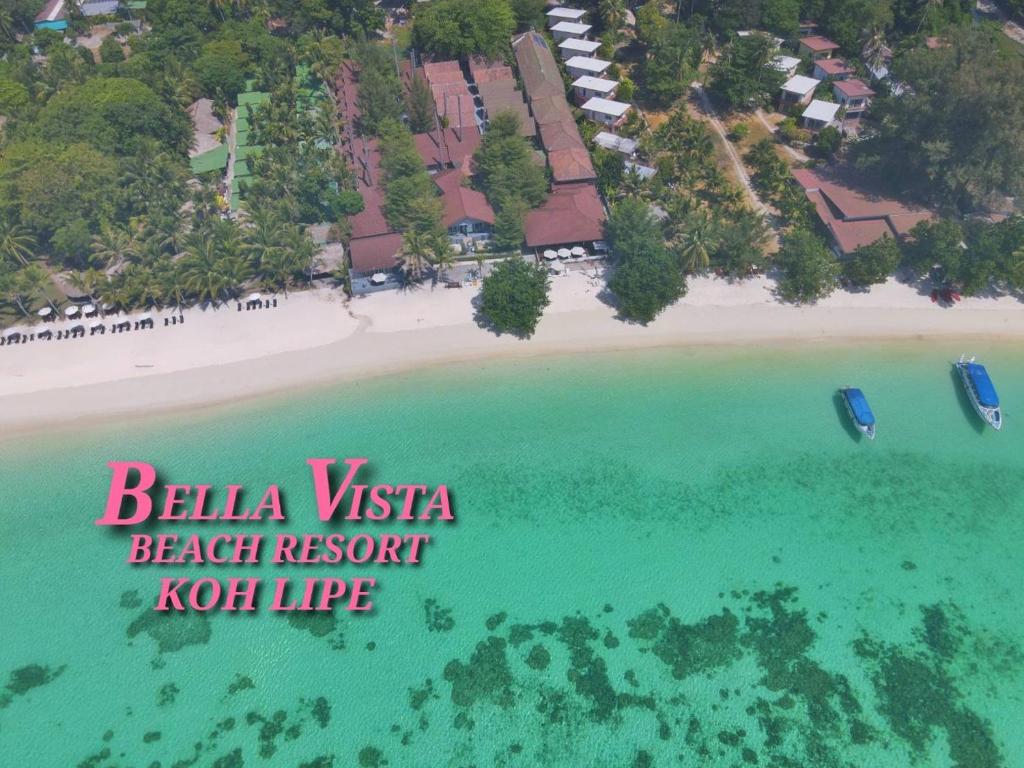 una vista aerea sulla spiaggia del resort balneare Peliican Vista di Bella Vista Beach Resort Koh Lipe a Koh Lipe