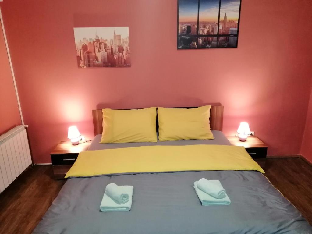 sypialnia z łóżkiem z dwoma ręcznikami w obiekcie City Break Rooms Zagreb w Zagrzebiu