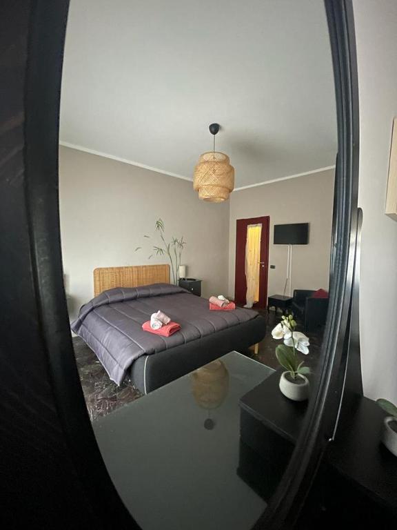 riflessione di una camera da letto con un letto in uno specchio di Fantastico appartamento a pochi passi dalla metro a Torino