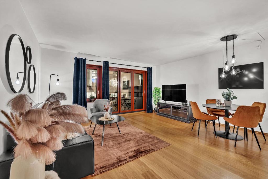 ein Wohnzimmer mit einem Sofa und einem Tisch in der Unterkunft Tjuvholmen II, As Home in Oslo