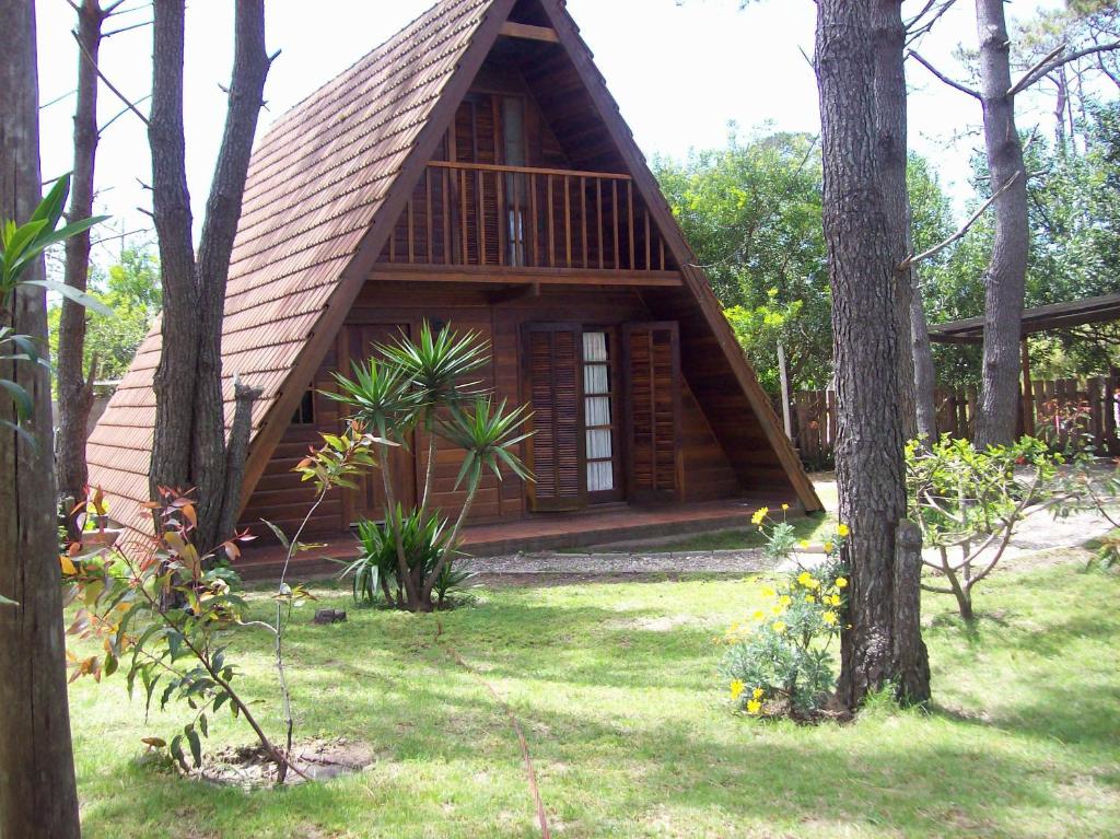 a log cabin with a gambrel roof at alpinas lapaloma in La Paloma