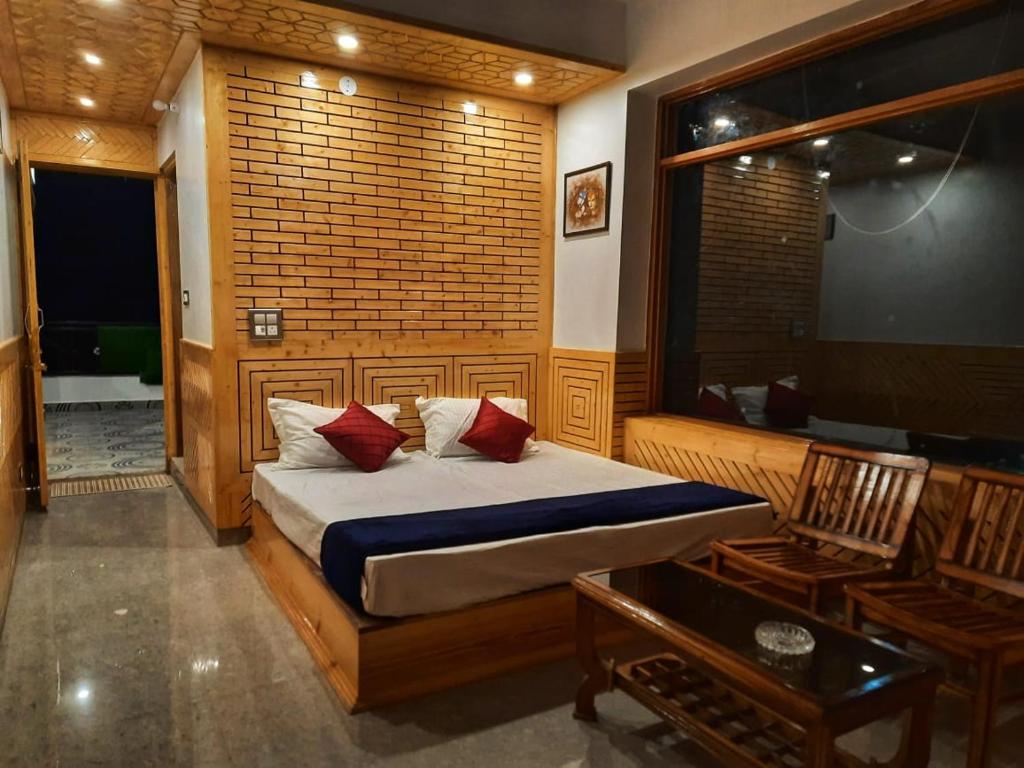 een slaapkamer met een bed, een stoel en een raam bij The MoonLight Stay - Shimla in Shimla
