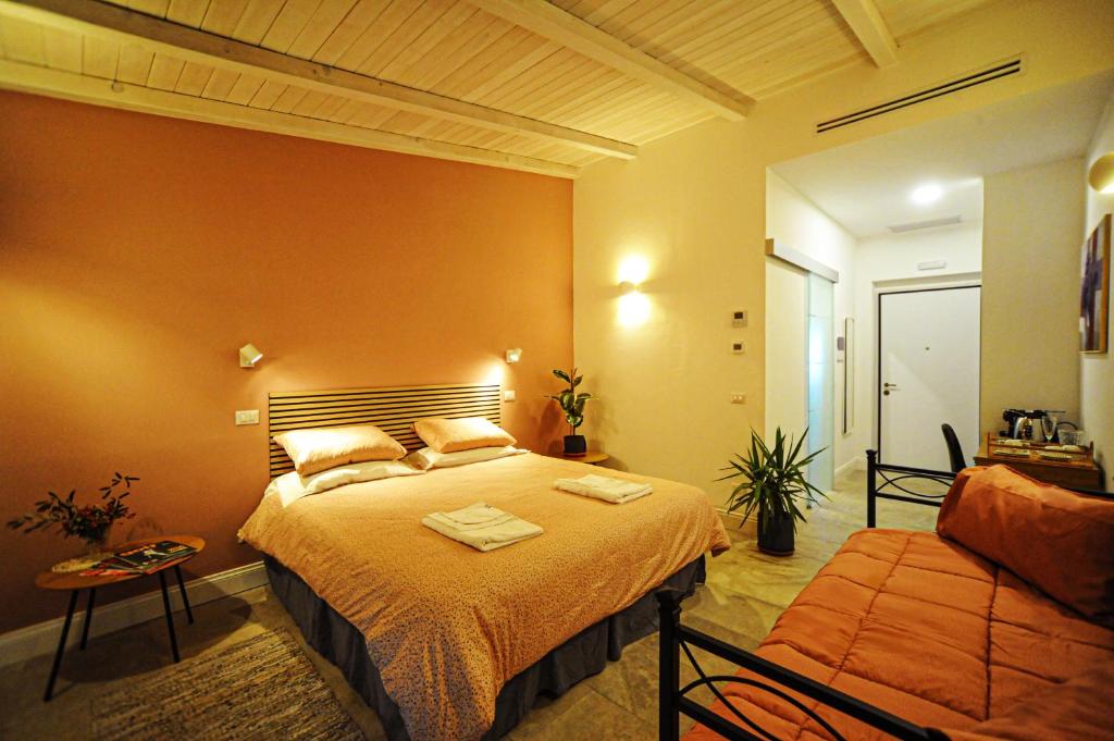 A bed or beds in a room at Tenuta Bussete Country Hotel